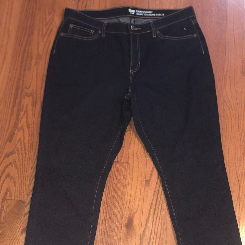 ONLY 7 DAYS UNTIL I DONATE-MAKE OFFER! Gap jeans